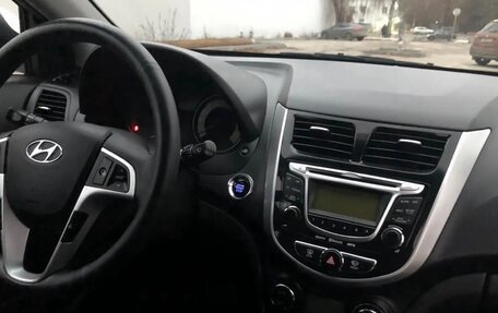 Hyundai Solaris II рестайлинг, 2013 год, 950 000 рублей, 28 фотография