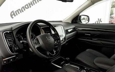 Mitsubishi Outlander III рестайлинг 3, 2018 год, 2 385 000 рублей, 11 фотография