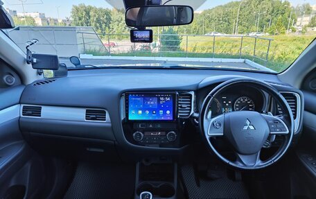 Mitsubishi Outlander III рестайлинг 3, 2014 год, 2 100 000 рублей, 10 фотография