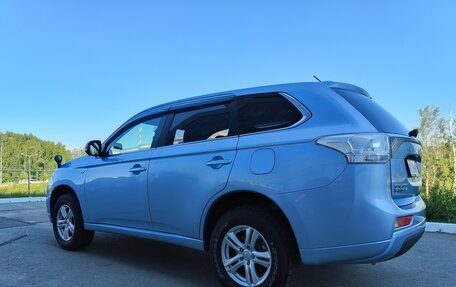 Mitsubishi Outlander III рестайлинг 3, 2014 год, 2 100 000 рублей, 2 фотография