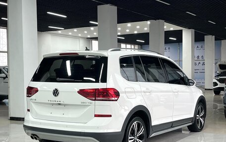 Volkswagen Touran III, 2021 год, 2 181 000 рублей, 6 фотография