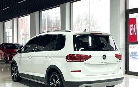 Volkswagen Touran III, 2021 год, 2 181 000 рублей, 4 фотография