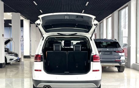 Volkswagen Touran III, 2021 год, 2 181 000 рублей, 16 фотография