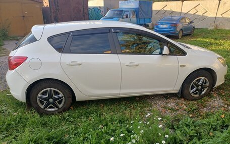 Opel Astra J, 2011 год, 630 000 рублей, 2 фотография