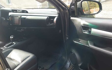 Toyota Hilux VIII, 2018 год, 4 800 000 рублей, 23 фотография