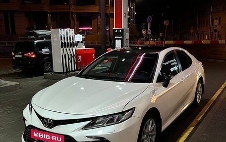 Toyota Camry, 2021 год, 2 750 000 рублей, 2 фотография