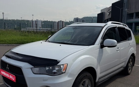 Mitsubishi Outlander III рестайлинг 3, 2010 год, 900 000 рублей, 1 фотография