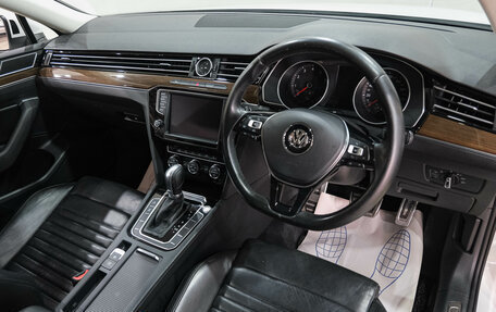 Volkswagen Passat B8 рестайлинг, 2015 год, 1 869 000 рублей, 16 фотография