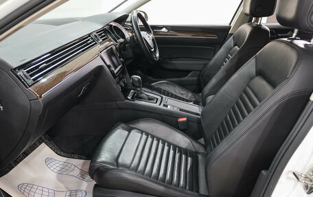 Volkswagen Passat B8 рестайлинг, 2015 год, 1 869 000 рублей, 13 фотография