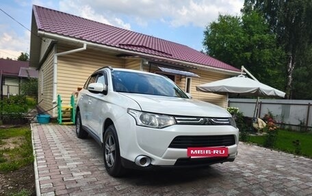 Mitsubishi Outlander III рестайлинг 3, 2013 год, 1 280 000 рублей, 3 фотография