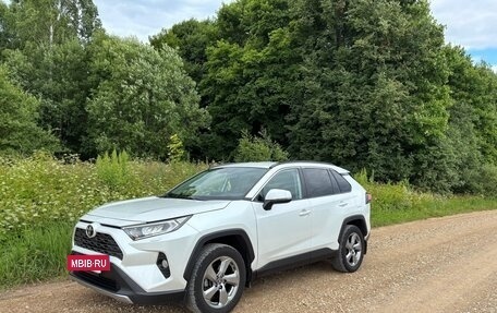 Toyota RAV4, 2021 год, 3 100 000 рублей, 13 фотография