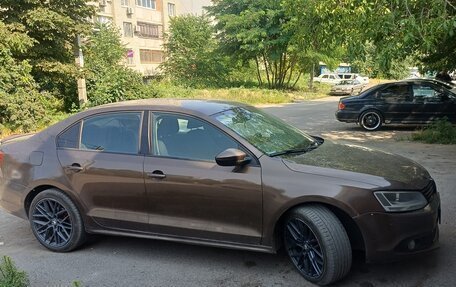 Volkswagen Jetta VI, 2011 год, 950 000 рублей, 2 фотография