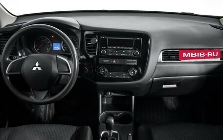 Mitsubishi Outlander III рестайлинг 3, 2014 год, 1 400 000 рублей, 14 фотография