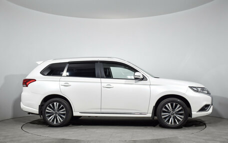 Mitsubishi Outlander III рестайлинг 3, 2022 год, 2 549 000 рублей, 5 фотография