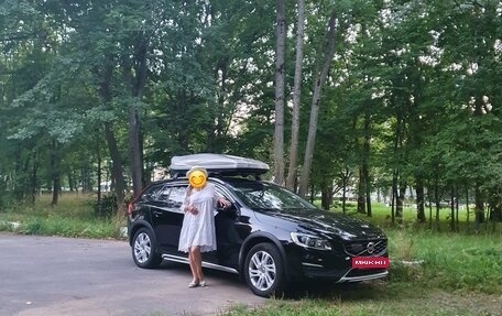 Volvo V60 Cross Country II, 2018 год, 1 990 000 рублей, 10 фотография