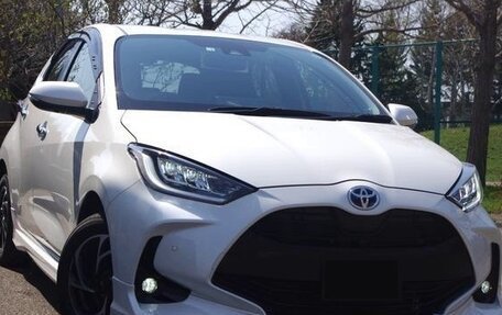 Toyota Yaris, 2022 год, 1 086 000 рублей, 2 фотография