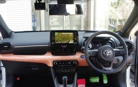 Toyota Yaris, 2022 год, 1 086 000 рублей, 10 фотография
