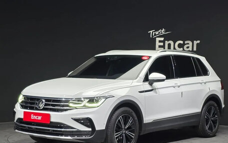 Volkswagen Tiguan II, 2023 год, 2 280 000 рублей, 1 фотография
