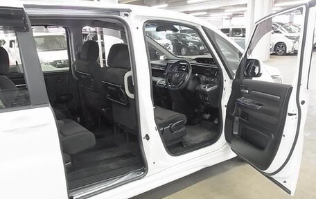 Honda Stepwgn IV, 2021 год, 2 240 000 рублей, 16 фотография