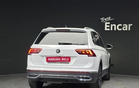 Volkswagen Tiguan II, 2023 год, 2 280 000 рублей, 3 фотография