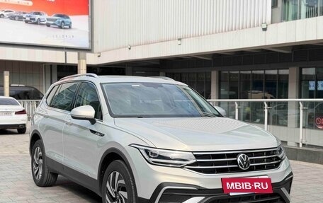 Volkswagen Tiguan II, 2022 год, 2 125 000 рублей, 3 фотография