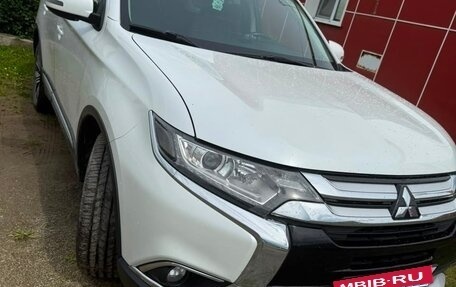Mitsubishi Outlander III рестайлинг 3, 2015 год, 1 850 000 рублей, 1 фотография