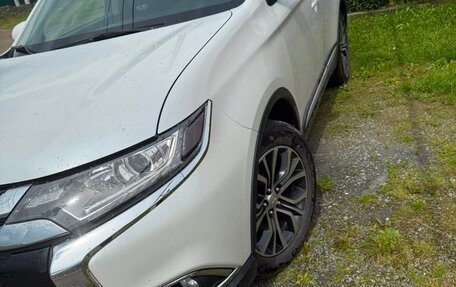 Mitsubishi Outlander III рестайлинг 3, 2015 год, 1 850 000 рублей, 2 фотография