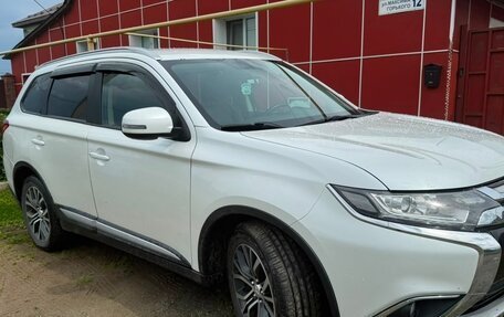 Mitsubishi Outlander III рестайлинг 3, 2015 год, 1 850 000 рублей, 3 фотография