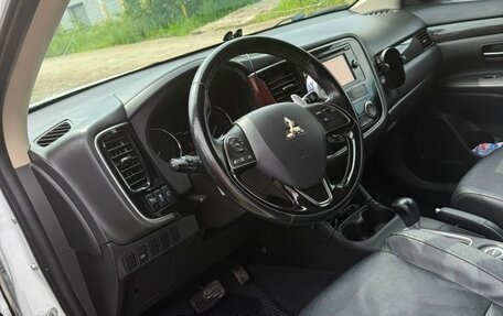 Mitsubishi Outlander III рестайлинг 3, 2015 год, 1 850 000 рублей, 6 фотография