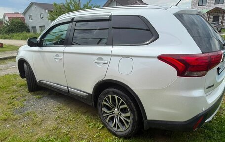 Mitsubishi Outlander III рестайлинг 3, 2015 год, 1 850 000 рублей, 4 фотография