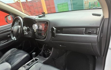 Mitsubishi Outlander III рестайлинг 3, 2015 год, 1 850 000 рублей, 10 фотография