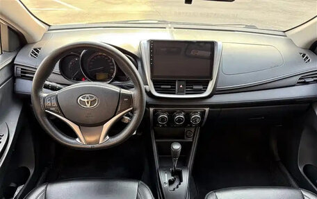 Toyota Yaris XP150 рестайлинг, 2022 год, 1 050 000 рублей, 9 фотография