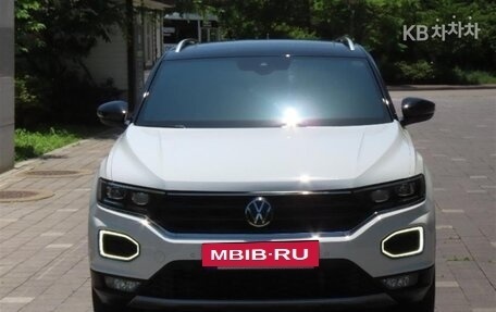 Volkswagen T-Roc I, 2022 год, 1 910 000 рублей, 2 фотография