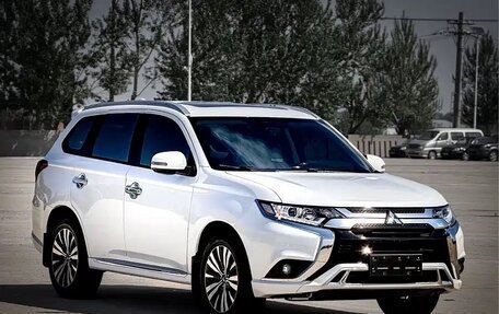 Mitsubishi Outlander III рестайлинг 3, 2021 год, 2 150 000 рублей, 3 фотография