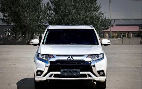 Mitsubishi Outlander III рестайлинг 3, 2021 год, 2 150 000 рублей, 2 фотография