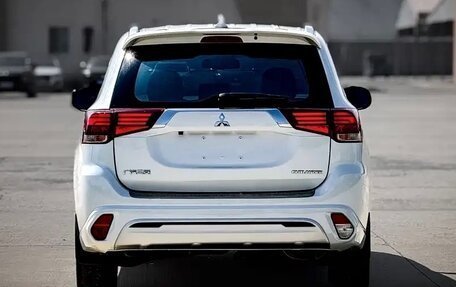 Mitsubishi Outlander III рестайлинг 3, 2021 год, 2 150 000 рублей, 5 фотография