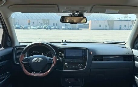 Mitsubishi Outlander III рестайлинг 3, 2021 год, 2 150 000 рублей, 9 фотография