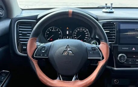 Mitsubishi Outlander III рестайлинг 3, 2021 год, 2 150 000 рублей, 10 фотография