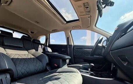 Mitsubishi Outlander III рестайлинг 3, 2021 год, 2 150 000 рублей, 14 фотография