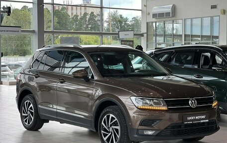Volkswagen Tiguan II, 2018 год, 1 995 000 рублей, 1 фотография