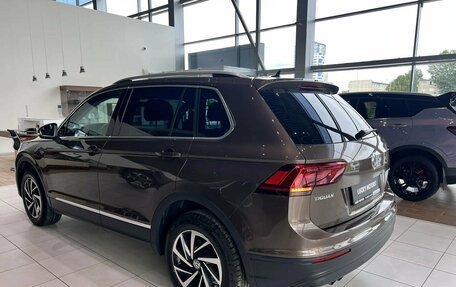 Volkswagen Tiguan II, 2018 год, 1 995 000 рублей, 4 фотография