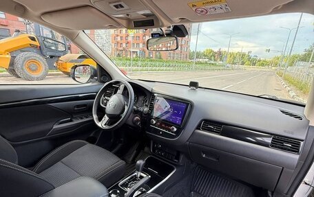 Mitsubishi Outlander III рестайлинг 3, 2020 год, 2 200 000 рублей, 10 фотография