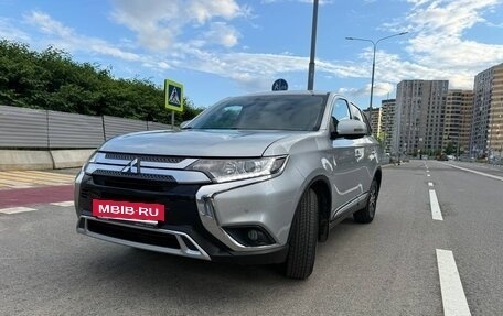 Mitsubishi Outlander III рестайлинг 3, 2020 год, 2 200 000 рублей, 2 фотография