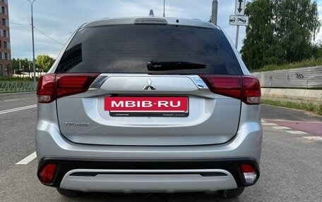 Mitsubishi Outlander III рестайлинг 3, 2020 год, 2 200 000 рублей, 6 фотография