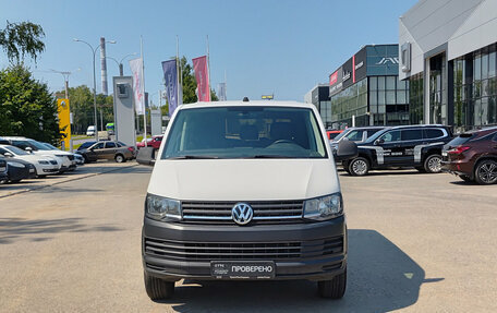Volkswagen Caravelle T6 рестайлинг, 2017 год, 2 550 000 рублей, 2 фотография