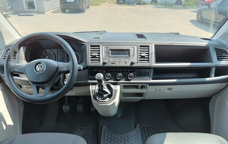 Volkswagen Caravelle T6 рестайлинг, 2017 год, 2 550 000 рублей, 17 фотография