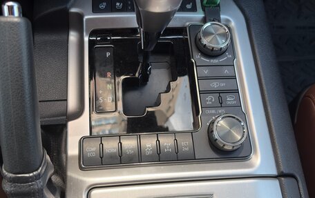 Toyota Land Cruiser 200, 2017 год, 7 300 000 рублей, 2 фотография