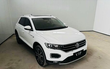 Volkswagen T-Roc I, 2023 год, 1 790 000 рублей, 2 фотография
