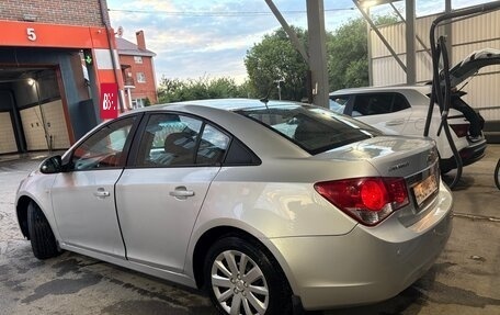 Chevrolet Cruze II, 2010 год, 675 000 рублей, 3 фотография