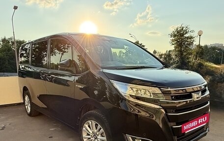 Toyota Noah III, 2019 год, 2 650 000 рублей, 2 фотография